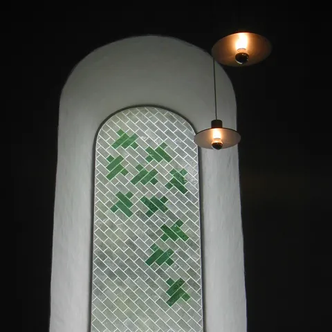 Jelling Kirke - Kirkevindue. Mosaic af Jørn Larsen 