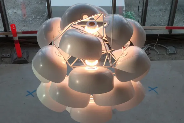 Lampe til Alsik Hotels foyer.