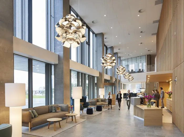 Lampe til Alsik Hotels foyer.