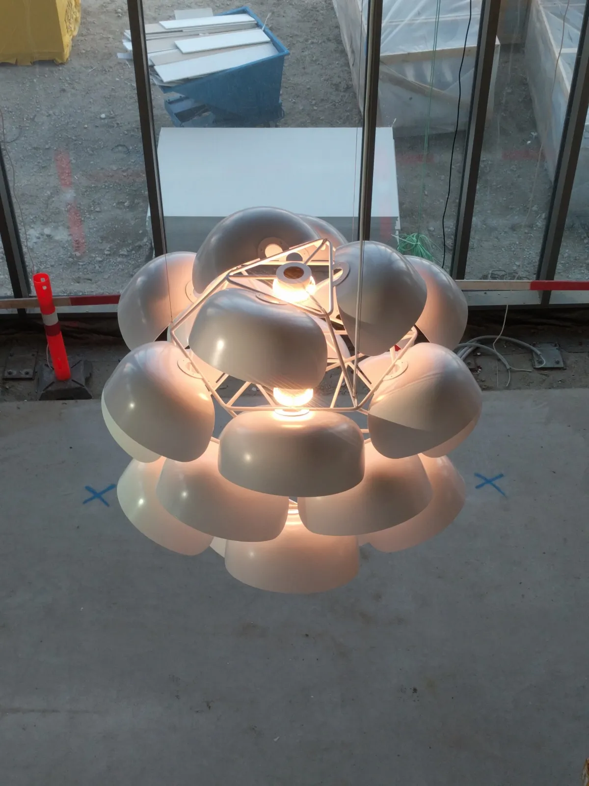 Lampe til Alsik Hotels foyer.