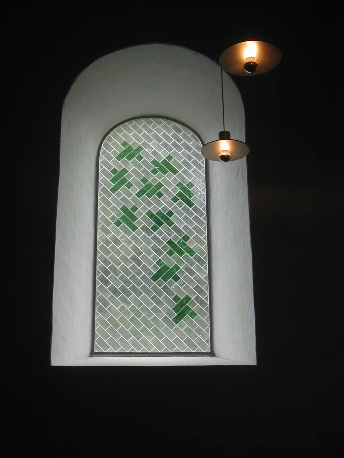 Jelling Kirke - Kirkevindue. Mosaic af Jørn Larsen 