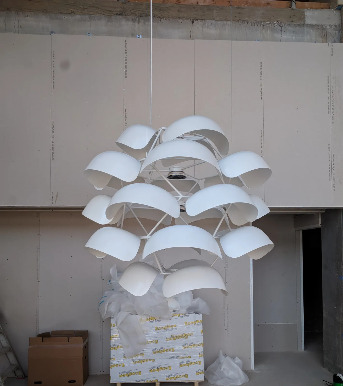 Lampe til Alsik Hotels foyer.