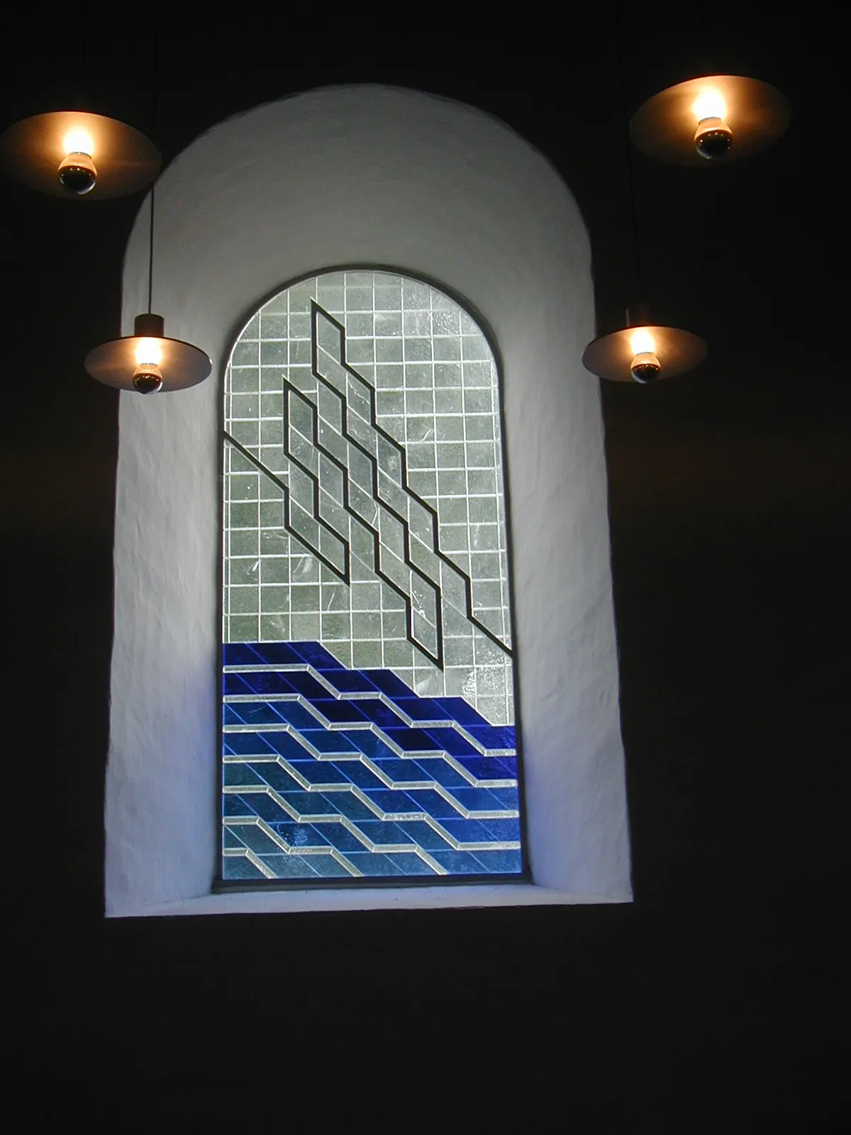 Jelling Kirke - Kirkevindue. Mosaic af Jørn Larsen