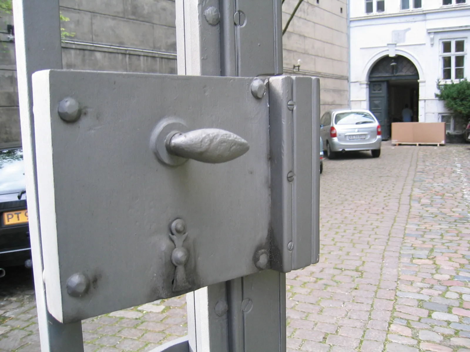Smedejerns port og hegn til Amaliegade 9 