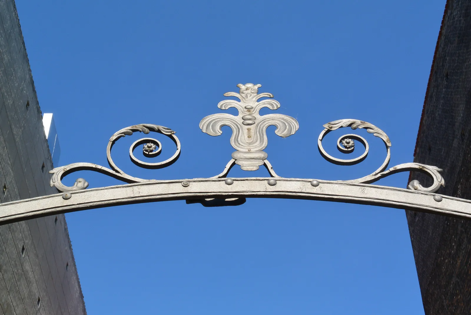 Smedejerns port og hegn til Amaliegade 9 