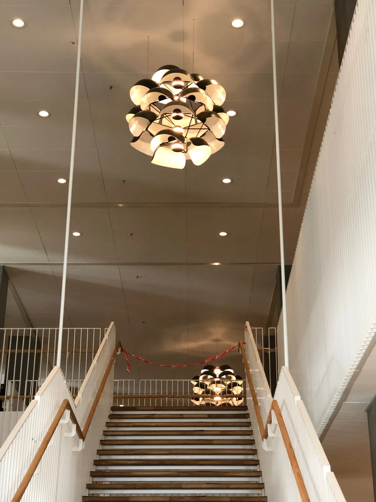 Lampe til Alsik Hotels foyer.
