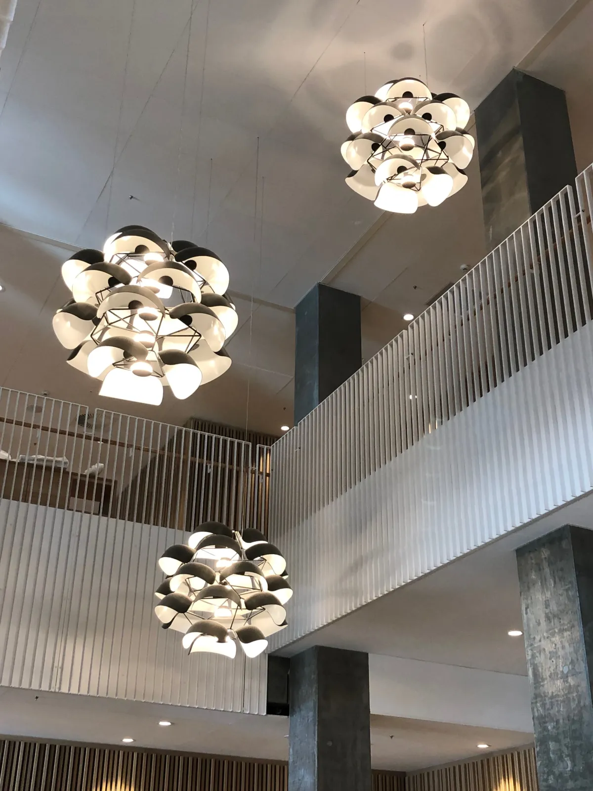 Lampe til Alsik Hotels foyer.